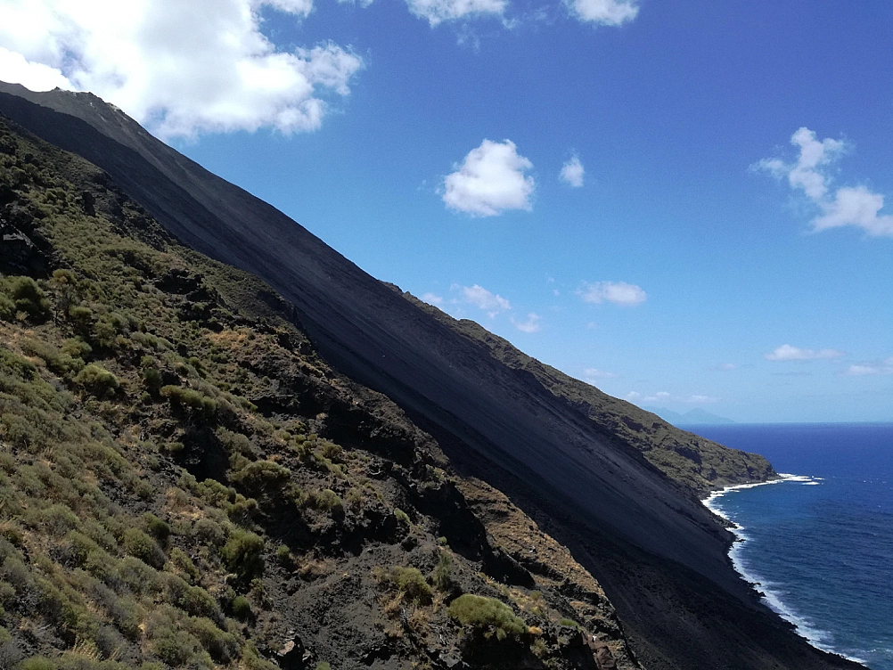 versante, nella cui parte sommitale si trovano le bocche eruttive, i prodotti emessi scivolano verso il mare (foto Gianfilippo de Astis, giugno o luglio 2016). - Uno - Galleria