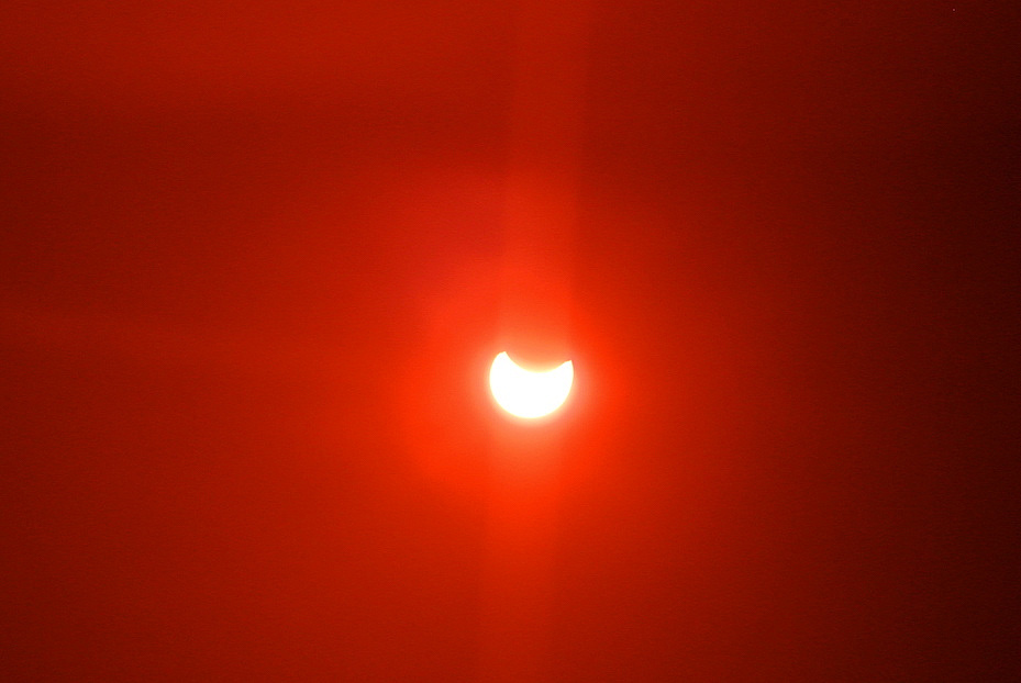 The partial Sun eclipse of 8 March 2015: the Moon starts to cover the Sun disk. - Pictures